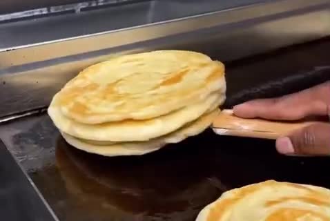Goldbraun gebratene Parotta auf der Grillplatte im Ceylon Palace